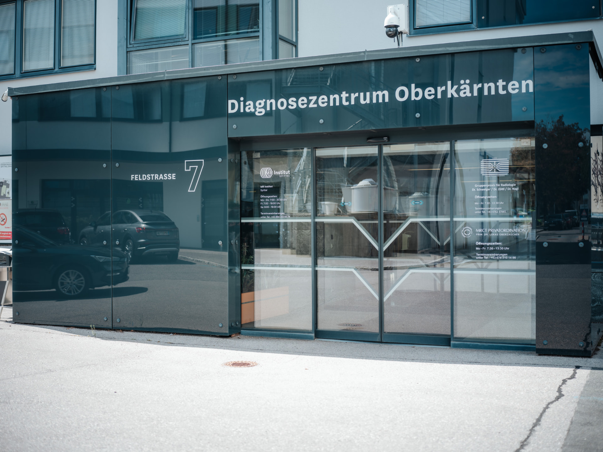 Eingang Diagnosezentrum Oberkärnten, Feldstraße 7 – MRCT Privatordination Prim. Dr. Lukas Oberzaucher