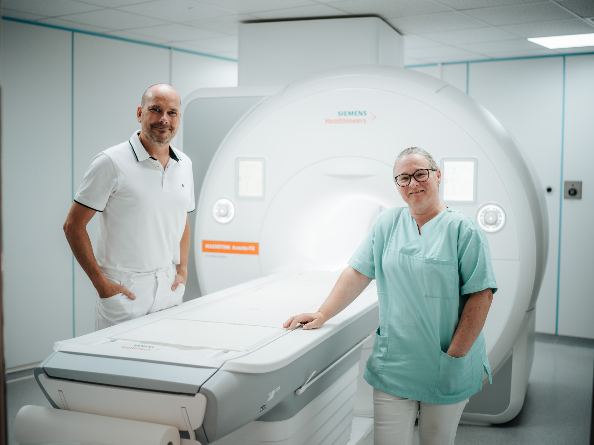 Dr. Lukas Oberzaucher mit Assistentin am Siemens MAGNETOM Avanto Fit